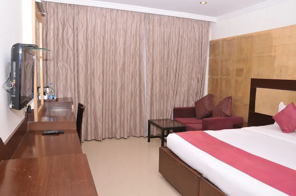 OYO 7361 Meenal Hotel