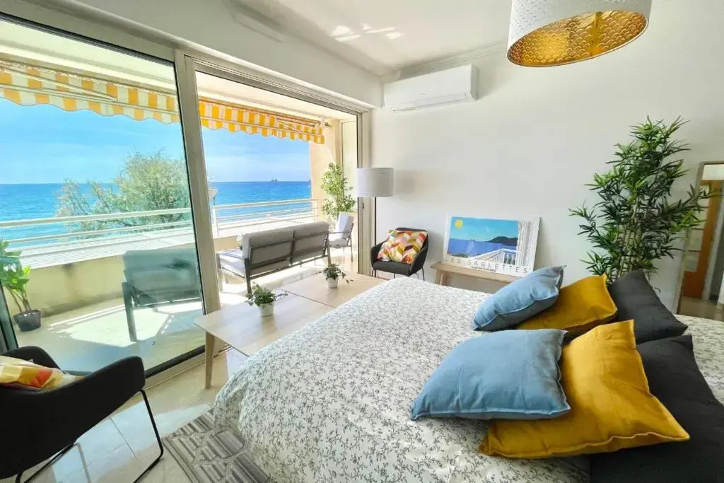 Magnificent 82m With Terrace And In Front Of Sea