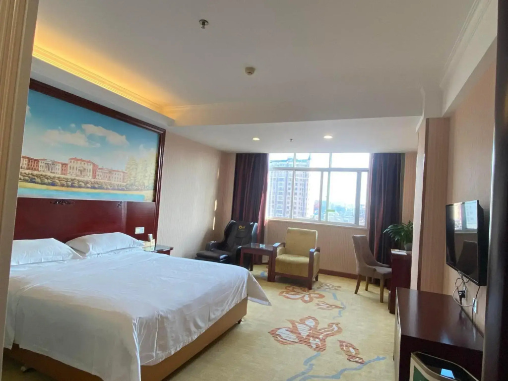 Vienna Hotel (Emerald  Lake  Branch, Changsha Ningxiang  High-speed Railway Weat Station)