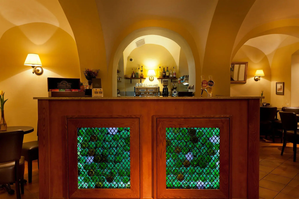 Hotel At the Golden Scissors