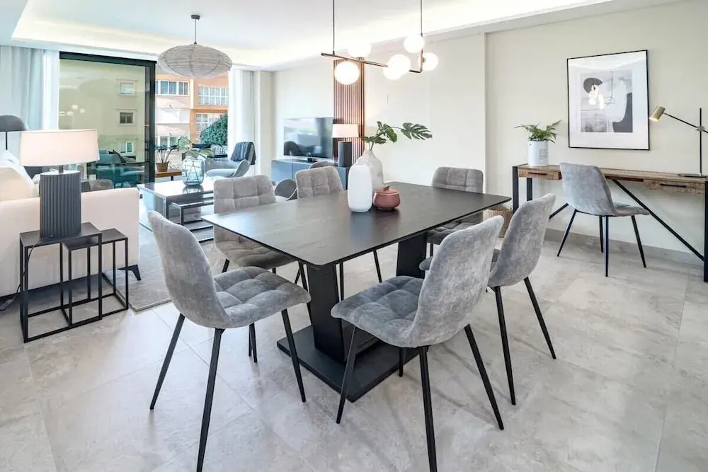 Inf3.3k- Stunning City Apartment Close to Beaches