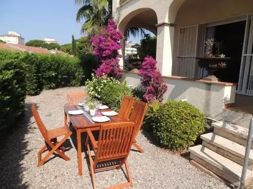 Apartamento con jardín y parking cerca del mar en Roses