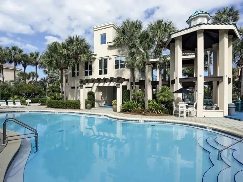 Destin's Gem by Avantstay Steps to the Beach w/ BBQ & Pool