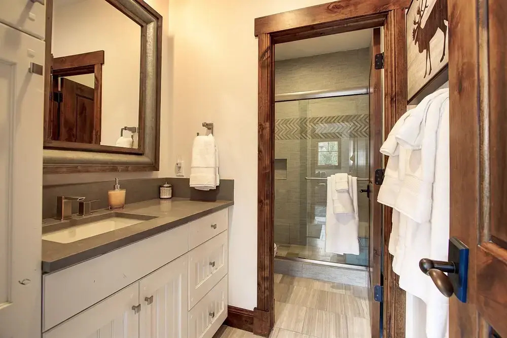 Modern 5bdr Right off Main Street w/ Hot Tub Main Street Escape by Avantstay