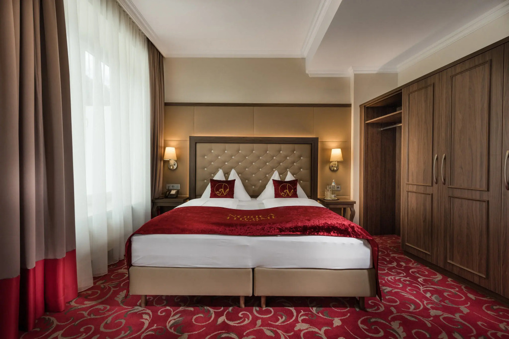 Hotel Norica - Thermenhotels Gastein mit dem Bademantel direkt in die Therme