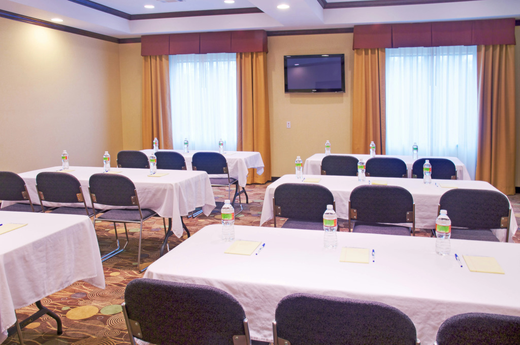 Holiday Inn Express Hotel & Suites Winnie by IHG