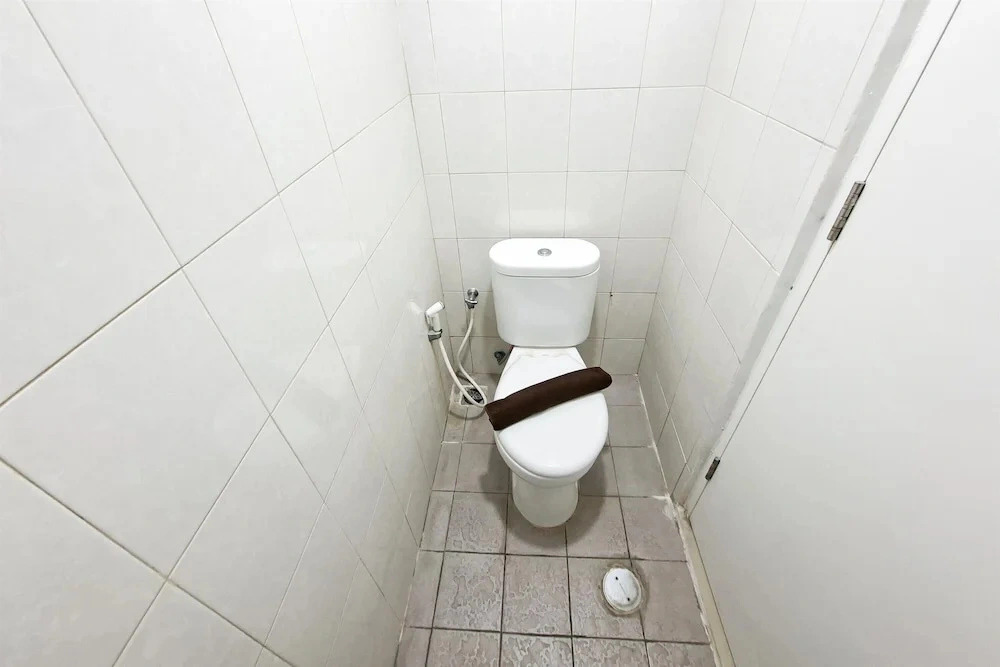 Comfy White Studio At Poris 88 Apartment