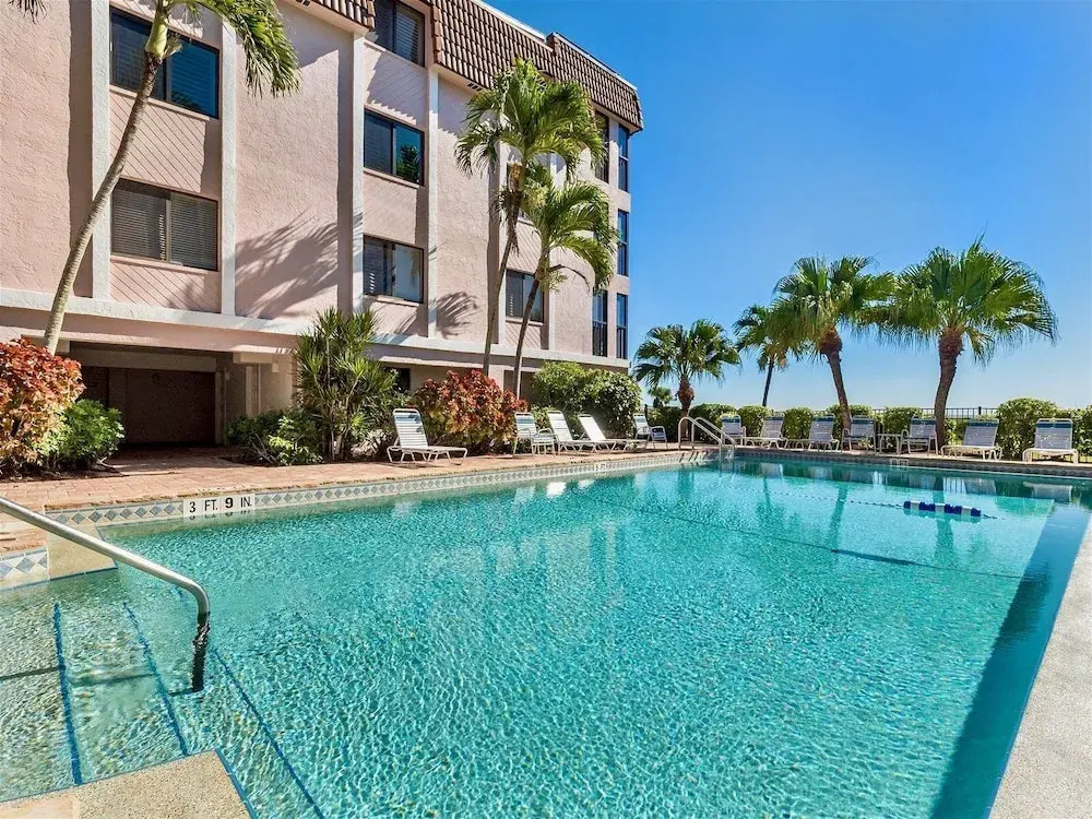 Shorewood Condos by Dream Vacation Rentals