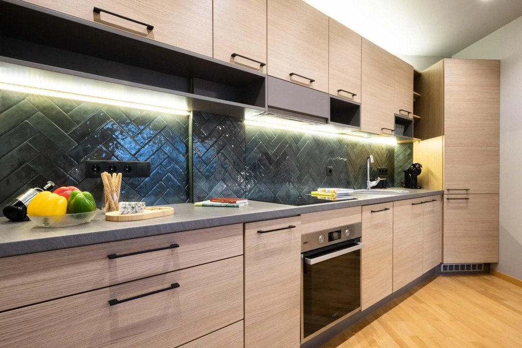 2 Bedroom Apt, 2 garage spots & balconies, self check-in, by Cohost