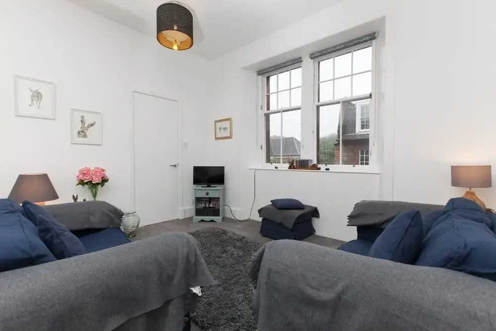 Comfortable 3 Bedroom Top Floor Flat in Old Town