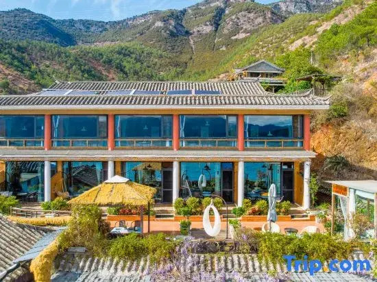 Lugu Lake Cloud - Sea Stacked Courtyard