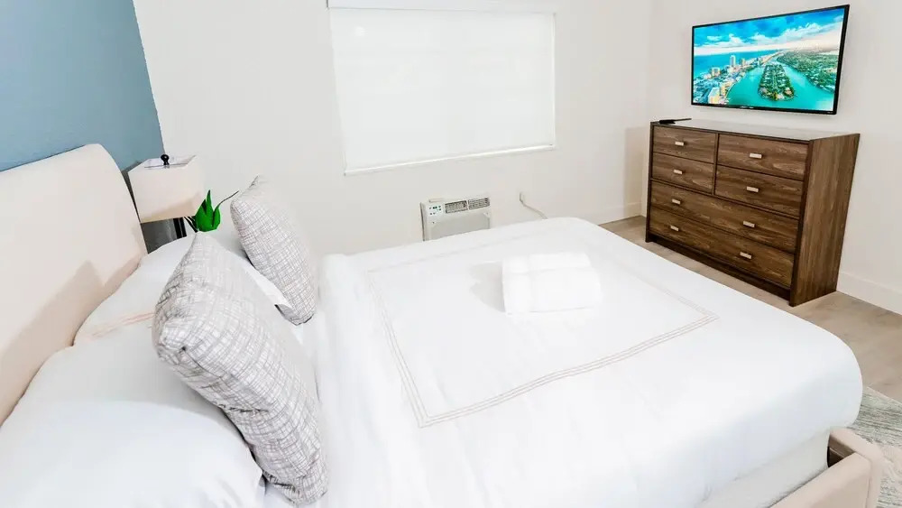 Modern 2BR APT Pool 6Min Walk Miami Beach Kitchen 21