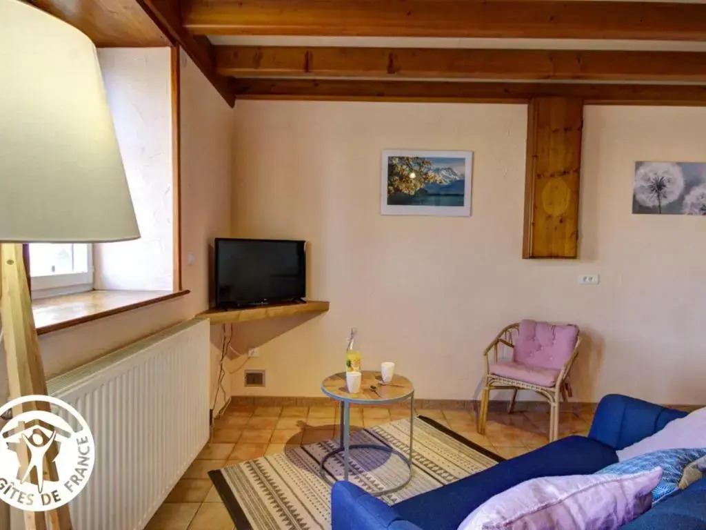 Gîte Les Hortensias à Pralong - Charme et Confort pour 4 Pers avec Internet - FR-1-496-117