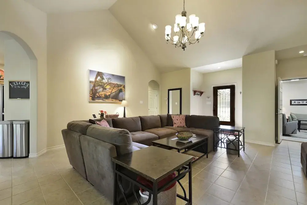 4BR 2BA Cottage at Lake Austin by RedAwning