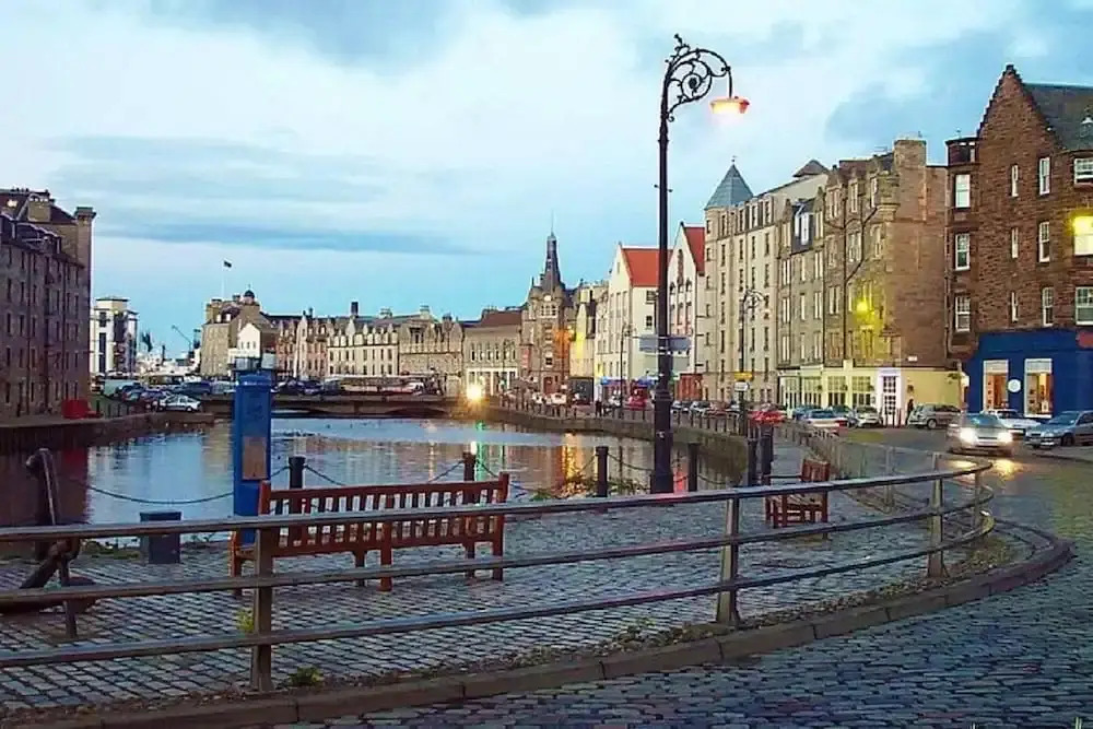 Spacious 2 Bedroom Victorian Apartment Near Leith