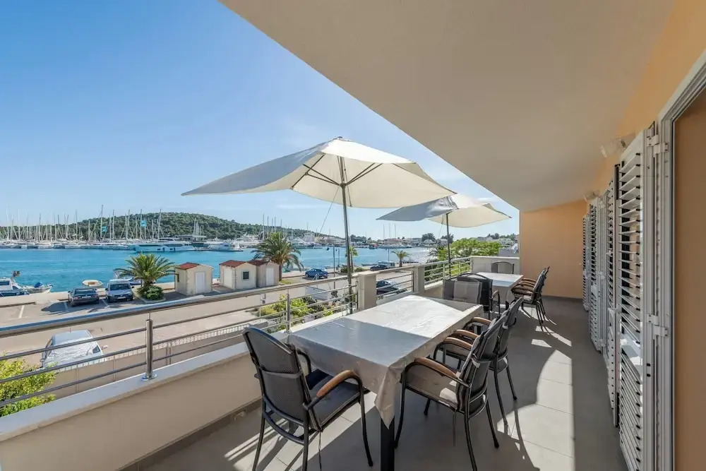 Seafront apartments Marija with terrace and mooring