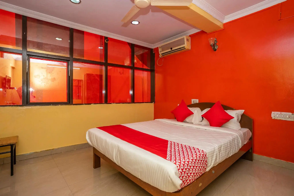 OYO 26900 Royal Inn