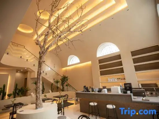 Weixi Homestay (Mangshi Square)
