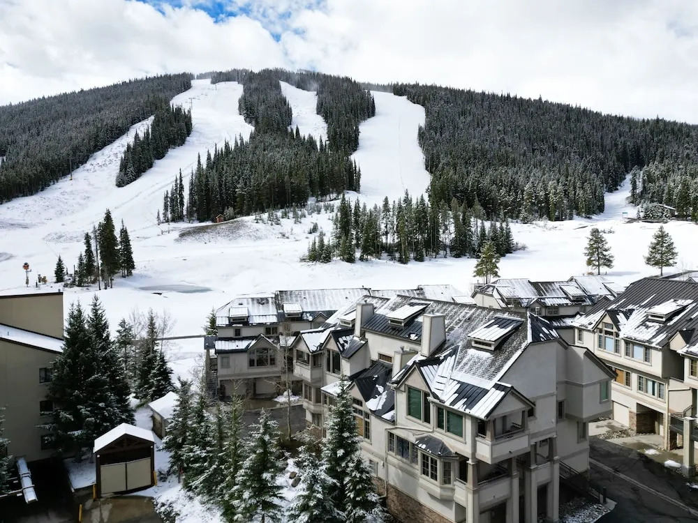 Newly Renovated, Slope-Side Walk-In Walk-Out, Top Floor, Views of Ten Mile Range - ER4 by Redawning