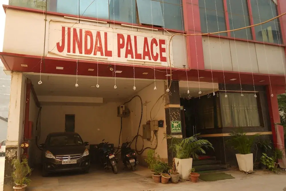 HOTEL SR PALACE, 5 mins from IGI & Domestic Airport Delhi