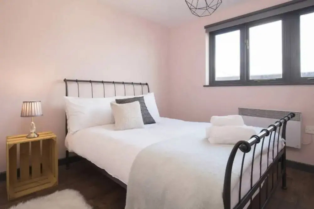 Contemporary 2 Bedroom Midland Mews Apartment