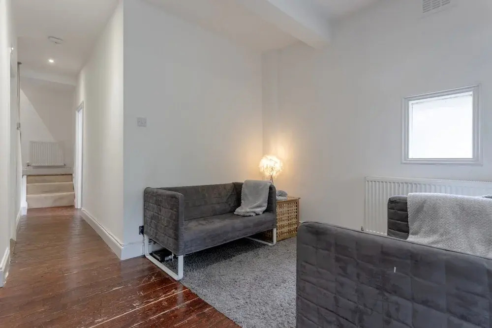 Modern 2 Bedroom in Queens Park With Garden