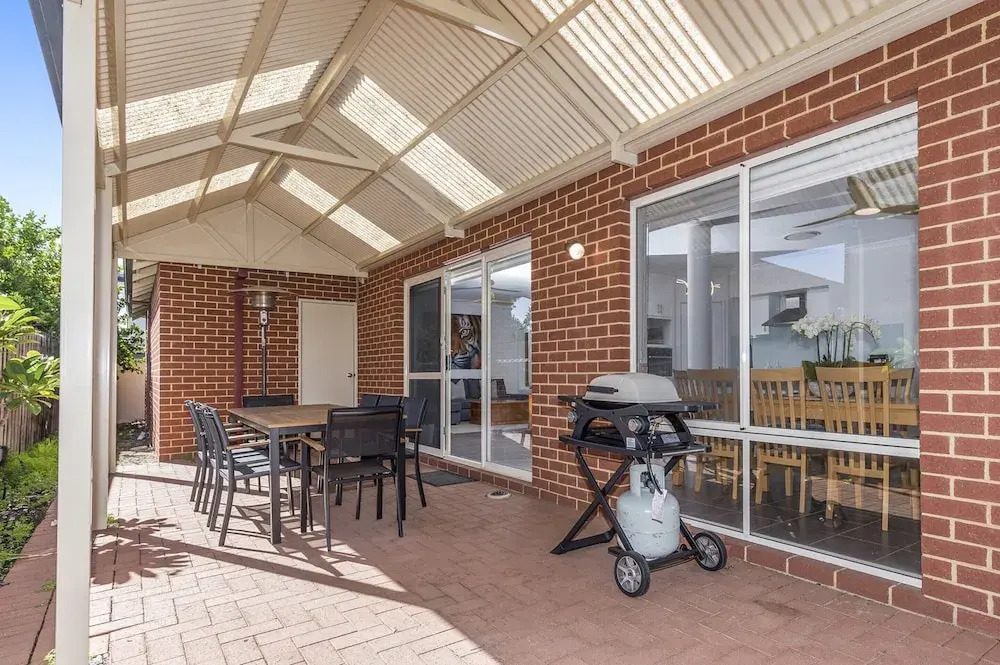 Stylish 3-bed Townhouse With Courtyard & BBQ