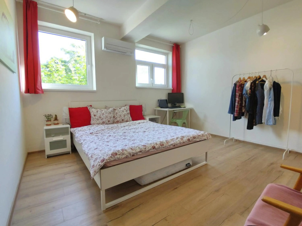 4 bedroom apartment in city center with air conditioning