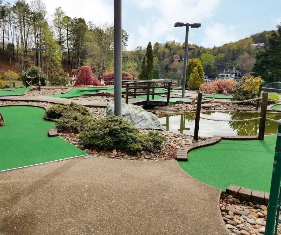 Cove Pointe At Rumbling Bald W/ Private Dock 4 Bedroom Home