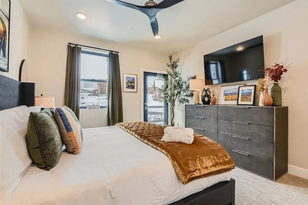 Helling Circle Secret 102 3 Bedroom Condo by RedAwning