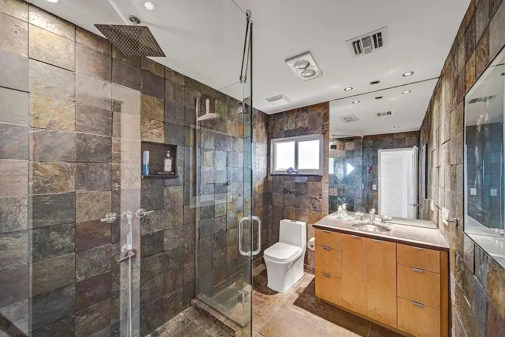 Upscale Modern Beach W/ Saltwater Pool 3 Bedroom Home