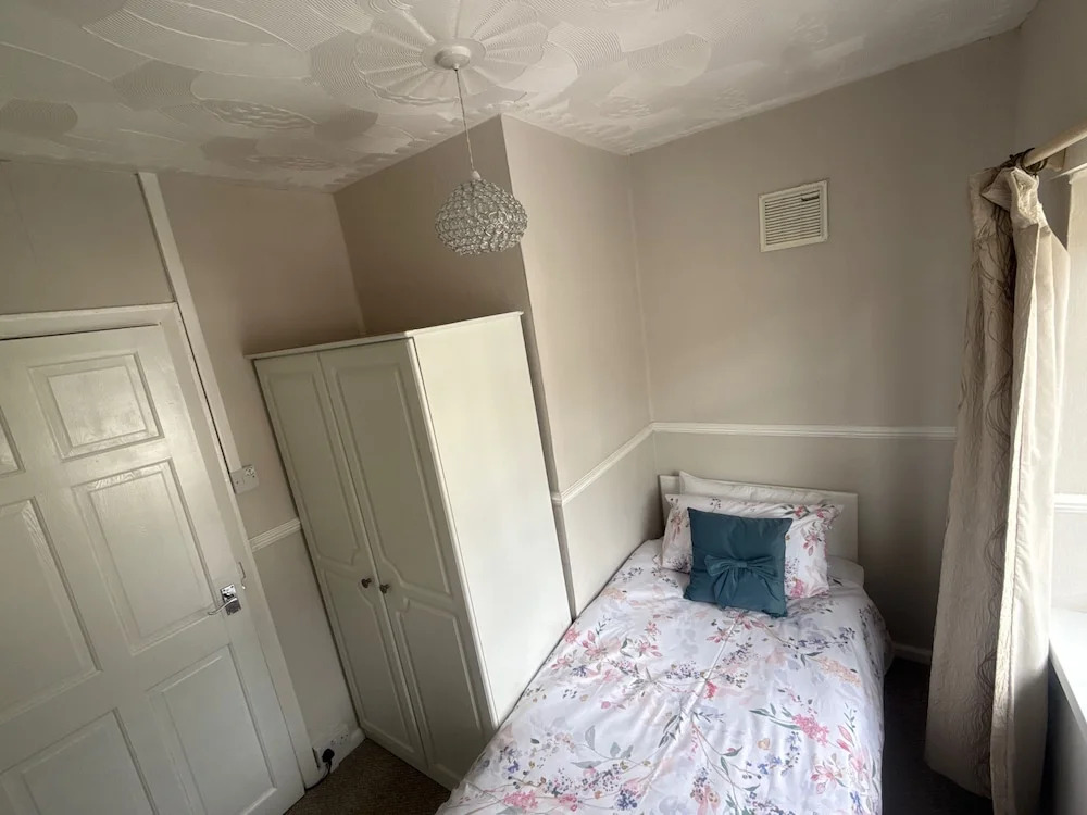 3 Bed House - Sleeps 6 - Parking - Garden - WIfi