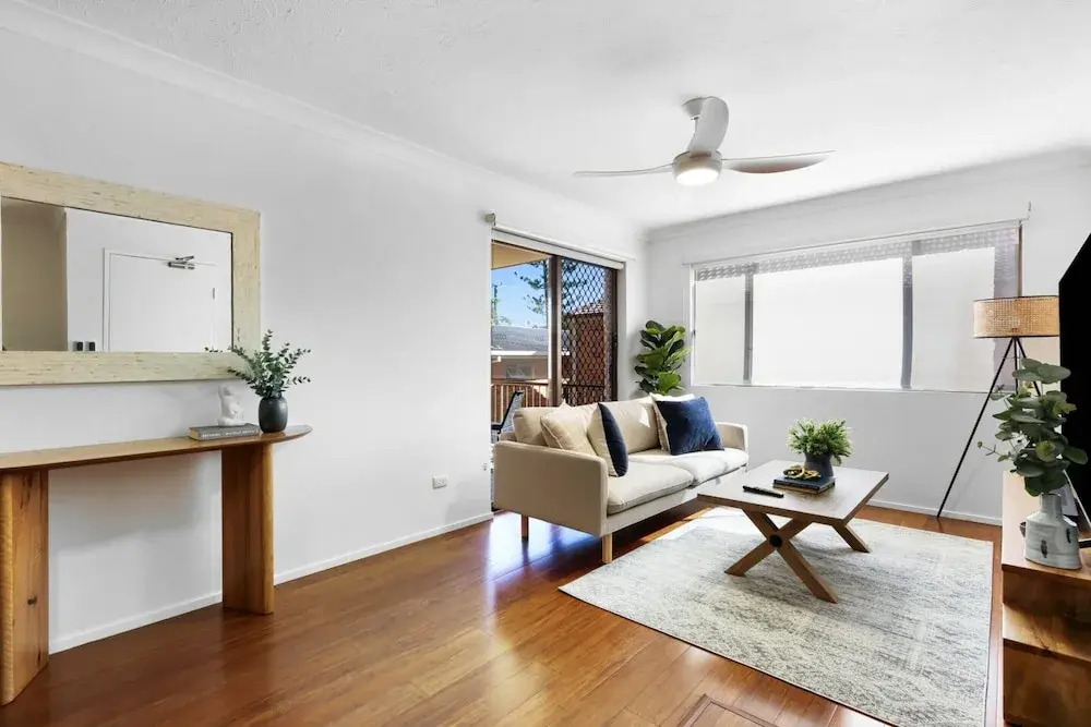 Coastal 2-bed With Balcony, 200m From Beach