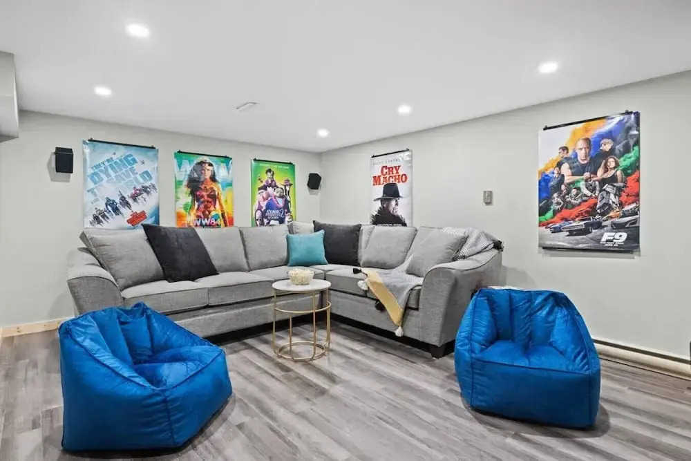 SPACIOUS 3,000 sq2 Luxury Home | PRIVATE Pool & Hot Tub | STEPS to Kinsmen Beach