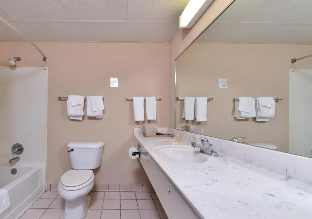Econo Lodge Inn & Suites Warsaw