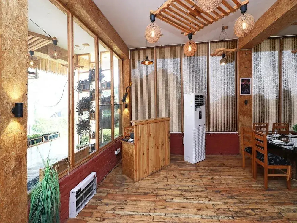 Oyo 14802 Hotel Virus Bistro