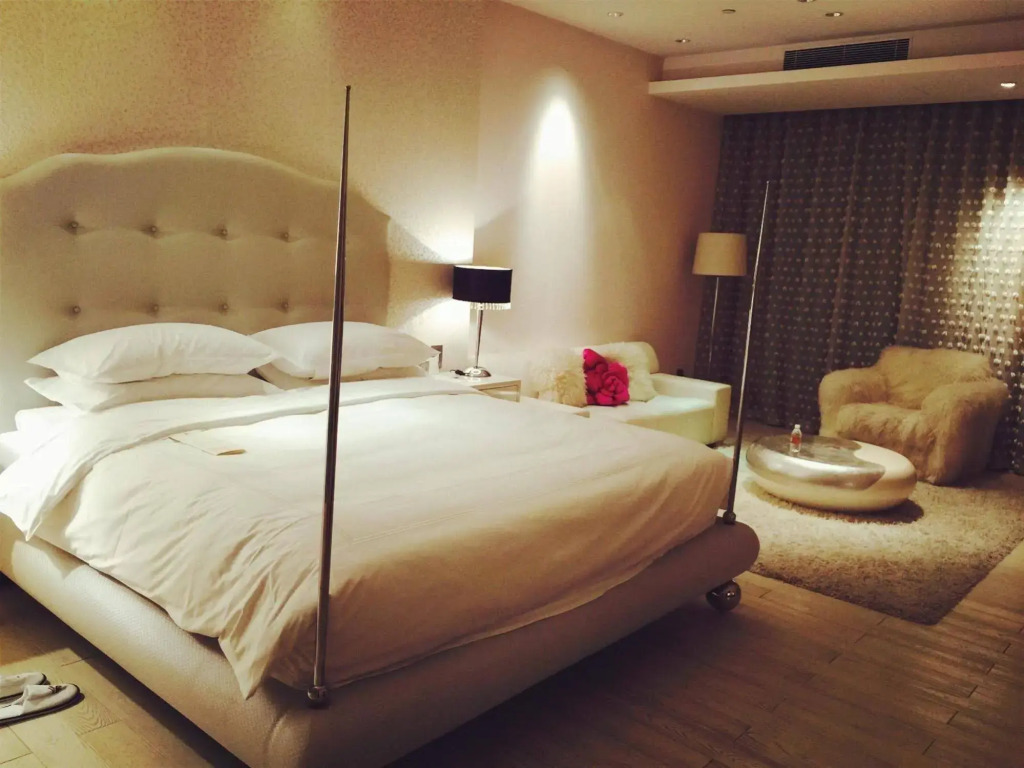 Homa Moon Lake Hotel