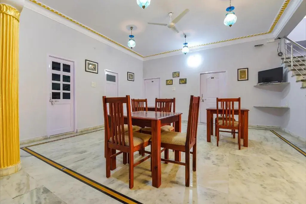 Fabhotel The Castle Homestay I