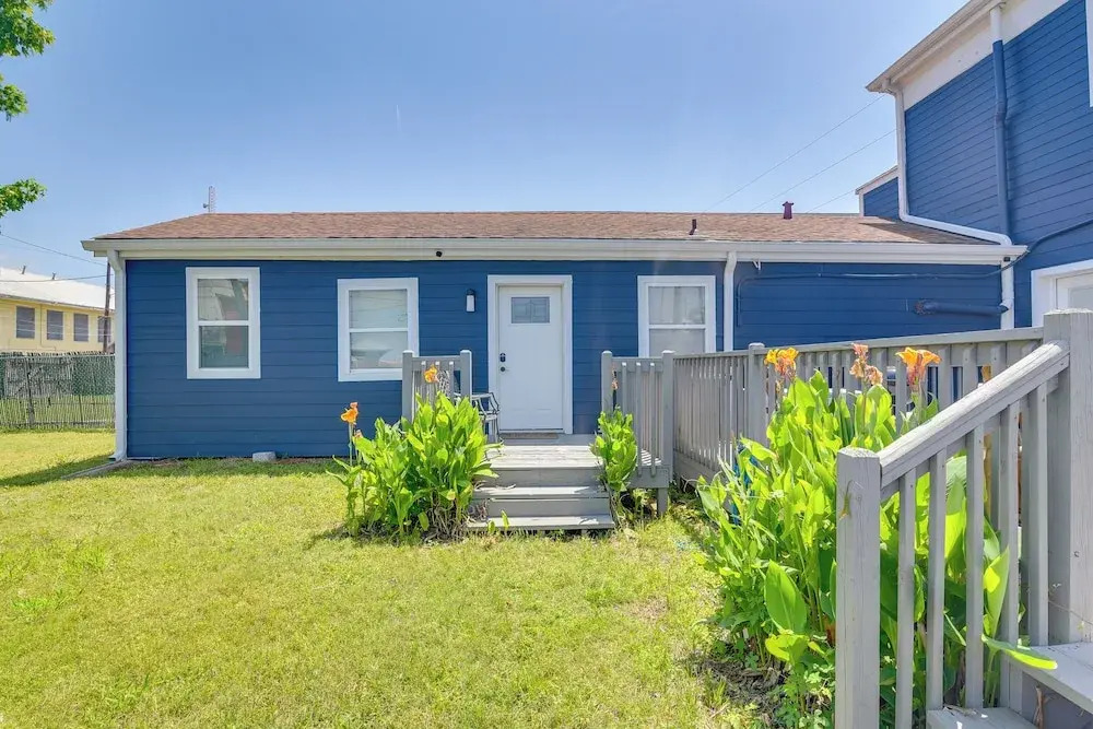 1 Mi to Pleasure Pier: Walkable Home in Galveston