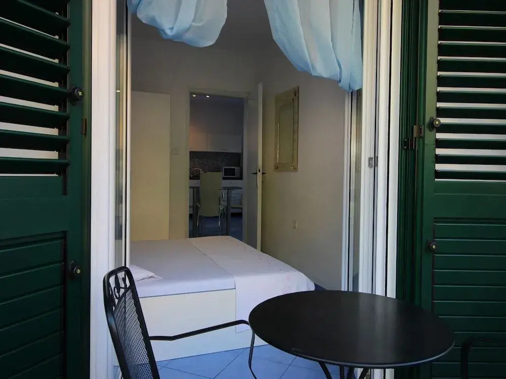 Apartments Roza 1-2