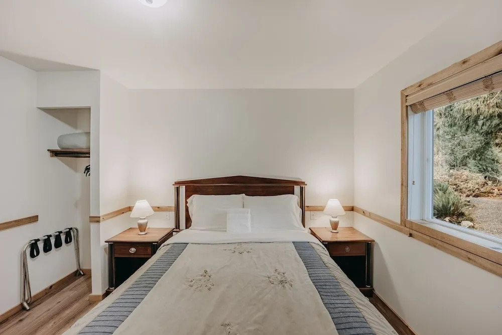 03mbh -12-bdrm - 3.5-bath - Wifi - Pets Ok - Sleeps 26 12 Bedroom Home by RedAwning
