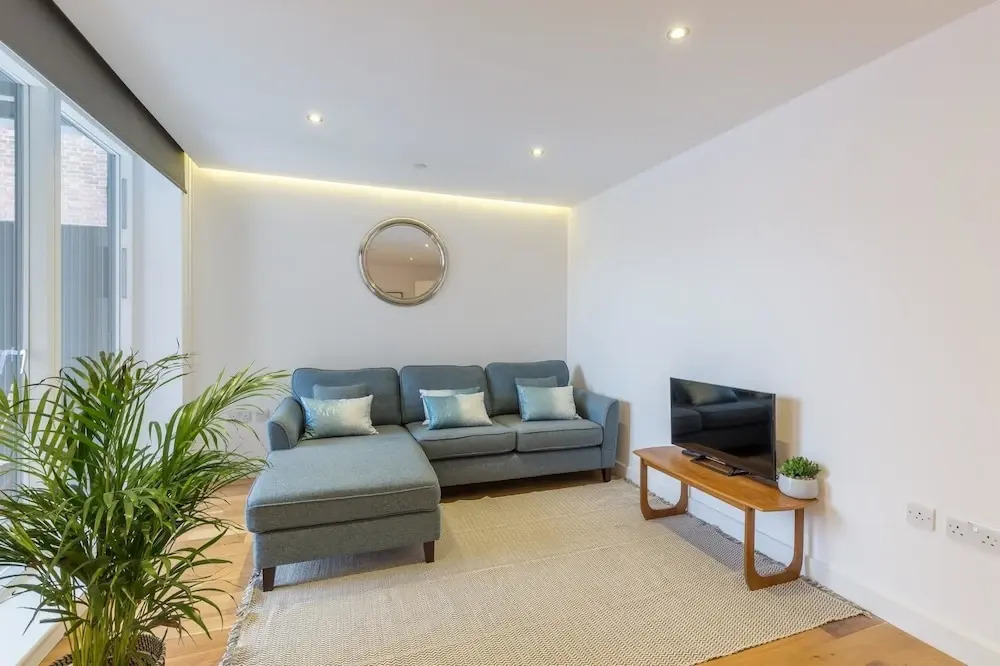 Super Central 2 Bedroom Flat With Balcony Zone 1!