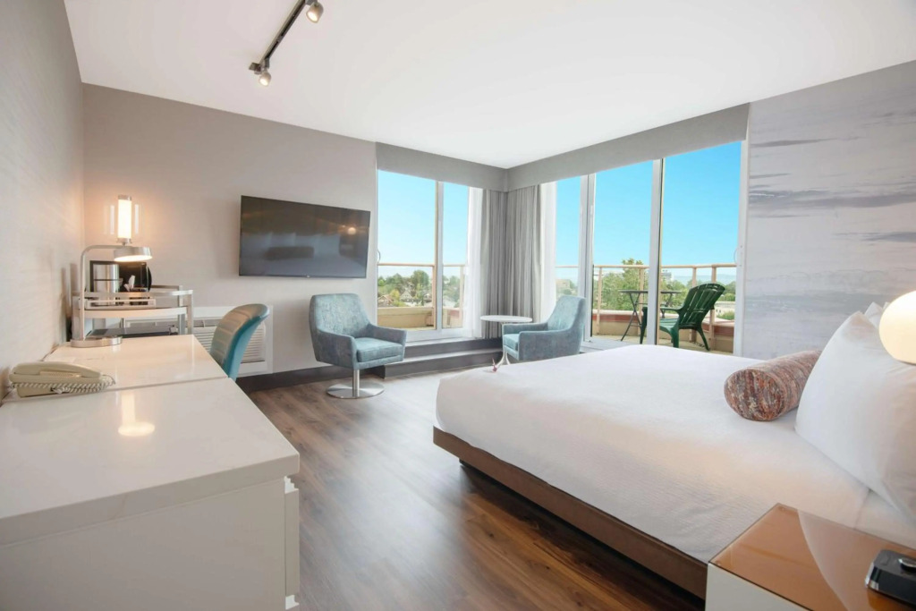 Coast Victoria Hotel & Marina by APA