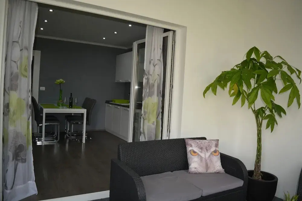 Green-beautiful Modern Apt. With Balcony & Garden