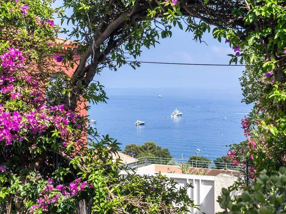 Elegant Seaside Villa in Èze