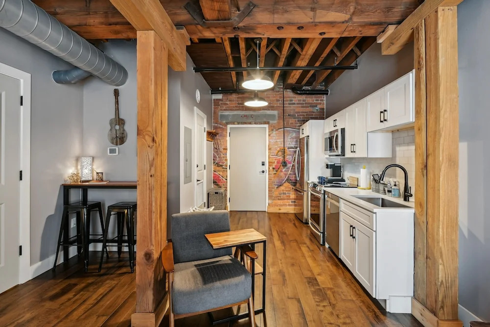 Studio w/ Pool Access: 2 Mi to Downtown Nashville!