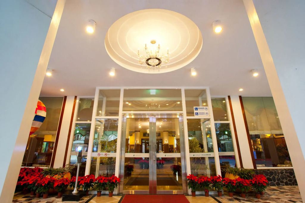 Lakeside Resort Hotel