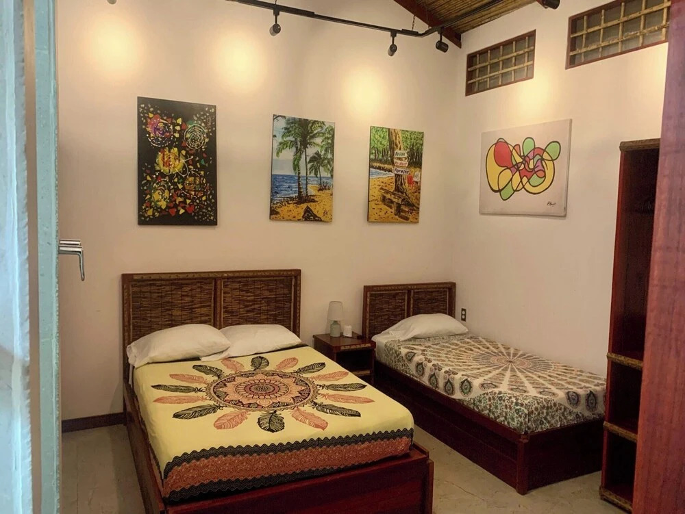 Uva Blue Villas - Pool House - AC, 3 Ensuite bedrooms, 8 guests, Koi Fish Pond