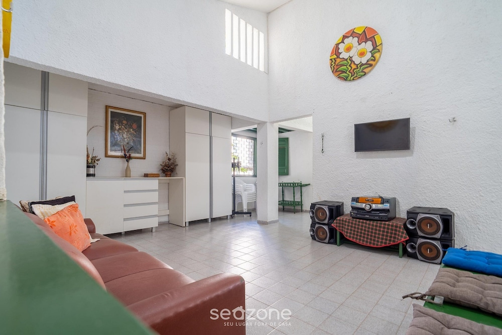 House w. 5-br and Pool 200m From the Beach Fpl0228