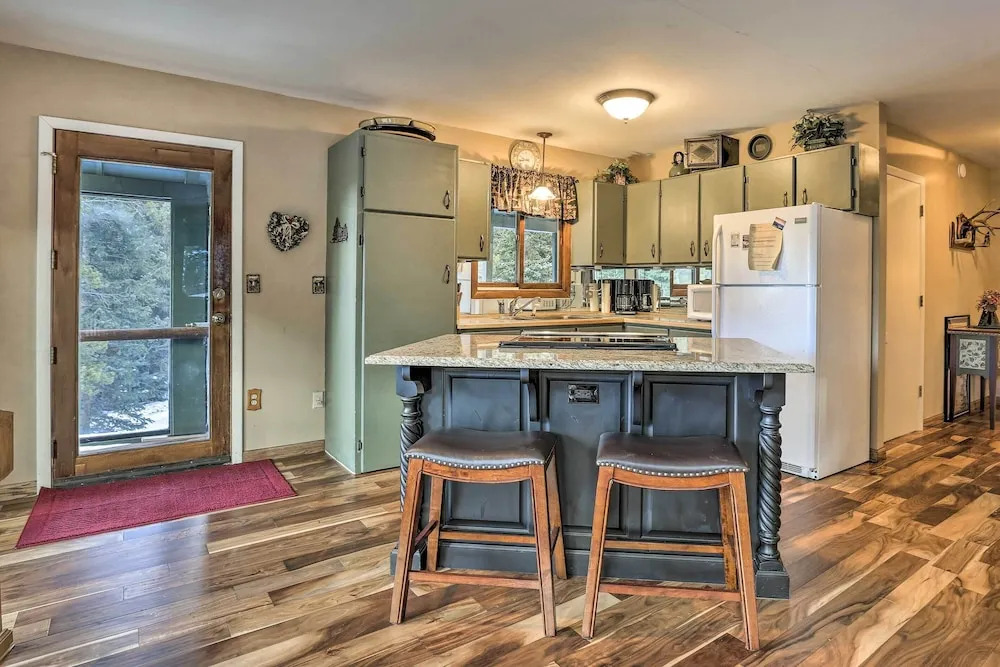 3 Mi to Ski Slopes! Hot Tub Haven in Breckenridge